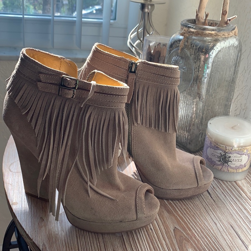 Beautiful  Nine West leather tassel boots! Only worn once! Great condition!!💕